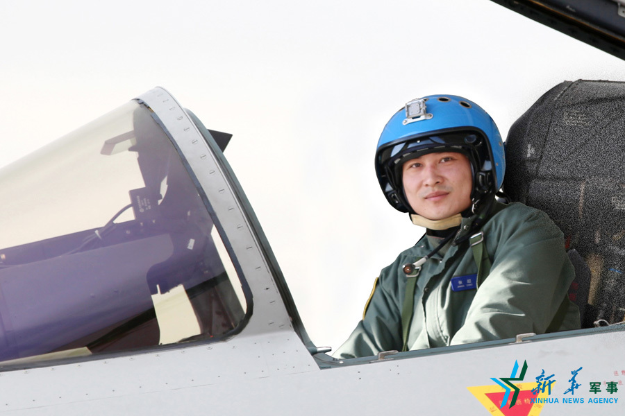 ↑戰(zhàn)機(jī)上準(zhǔn)備起飛的張超。