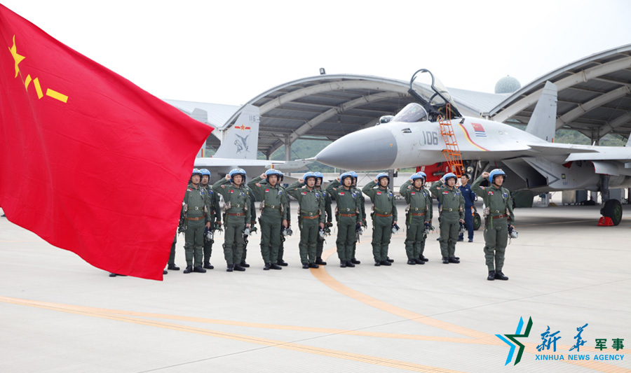 ↑軍旗招展，航空驕子對藍天宣誓。