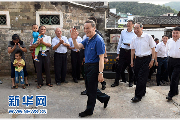 9月24日至26日，中共中央政治局常委、中央紀(jì)委書(shū)記王岐山在福建調(diào)研。這是9月24日，王岐山在連城縣紅四軍革命舊址參觀時(shí)，向附近的村民揮手致意。新華社記者張鐸攝