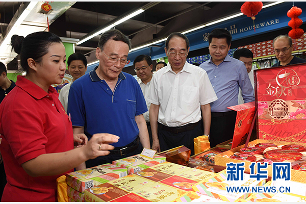 9月24日至26日，中共中央政治局常委、中央紀(jì)委書(shū)記王岐山在福建調(diào)研。這是9月24日，王岐山來(lái)到上杭縣古田鎮(zhèn)米蘭春天超市，調(diào)研“兩節(jié)”期間八項(xiàng)規(guī)定精神落實(shí)情況。新華社記者張鐸攝