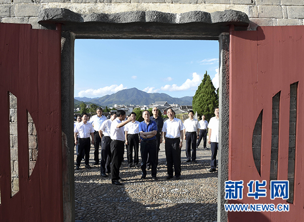 9月24日至26日，中共中央政治局常委、中央紀(jì)委書(shū)記王岐山在福建調(diào)研。這是9月24日，王岐山在上杭縣古田鎮(zhèn)參觀古田會(huì)議會(huì)址。新華社記者張鐸攝