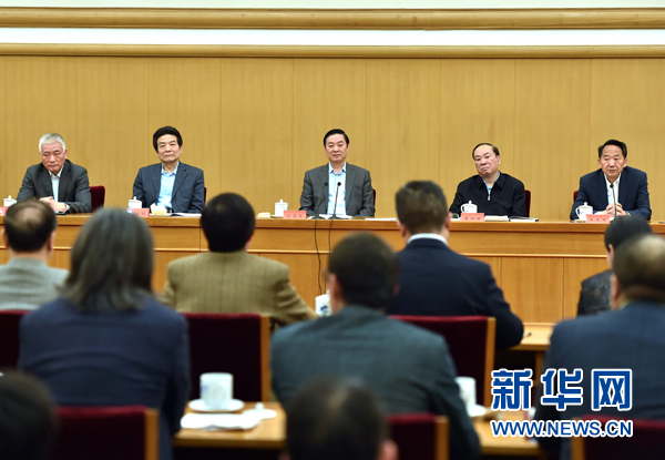 4月8日，中共中央政治局委員、中央書記處書記、中宣部部長劉奇葆在北京同講好中國故事專家學(xué)者、文化交流使者研討班學(xué)員座談。 新華社記者李濤 攝
