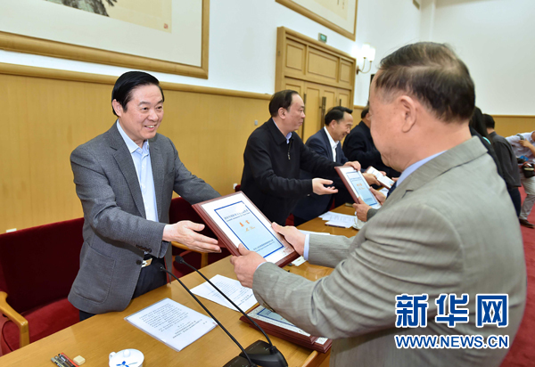 4月8日，中共中央政治局委員、中央書記處書記、中宣部部長劉奇葆在北京同講好中國故事專家學(xué)者、文化交流使者研討班學(xué)員座談。這是劉奇葆在座談會(huì)上向獲得講好中國故事文化交流使者稱號的代表頒發(fā)證書。新華社記者 李濤 攝