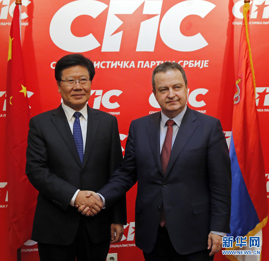 4月13日，中共中央政治局委員、中央黨的建設工作領(lǐng)導小組副組長張春賢（左）在塞爾維亞貝爾格萊德會見塞社會黨主席、政府第一副總理兼外長達契奇。新華社發(fā)（普雷德拉格·米洛薩夫列維奇攝）