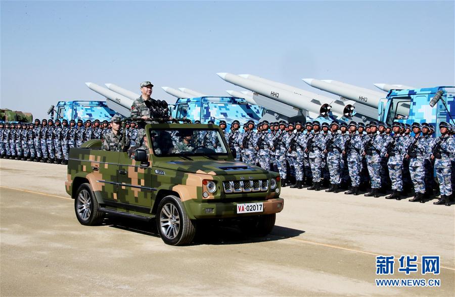 7月30日上午，慶祝中國人民解放軍建軍90周年閱兵在朱日和聯合訓練基地隆重舉行。中共中央總書記、國家主席、中央軍委主席習近平檢閱部隊并發表重要講話。這是習近平乘車檢閱部隊。新華社記者 李濤 攝