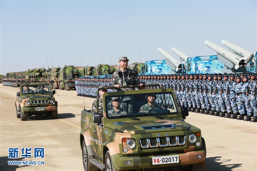 7月30日上午，慶祝中國人民解放軍建軍90周年閱兵在朱日和聯合訓練基地隆重舉行。中共中央總書記、國家主席、中央軍委主席習近平檢閱部隊并發表重要講話。這是習近平乘車檢閱部隊。新華社記者 李剛 攝