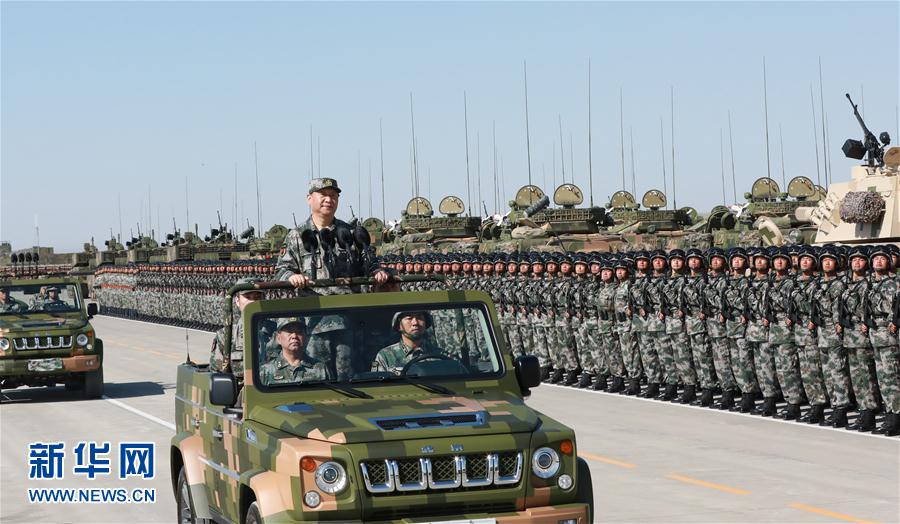 7月30日上午，慶祝中國人民解放軍建軍90周年閱兵在朱日和聯合訓練基地隆重舉行。中共中央總書記、國家主席、中央軍委主席習近平檢閱部隊并發表重要講話。這是習近平乘車檢閱部隊。新華社記者 李剛 攝