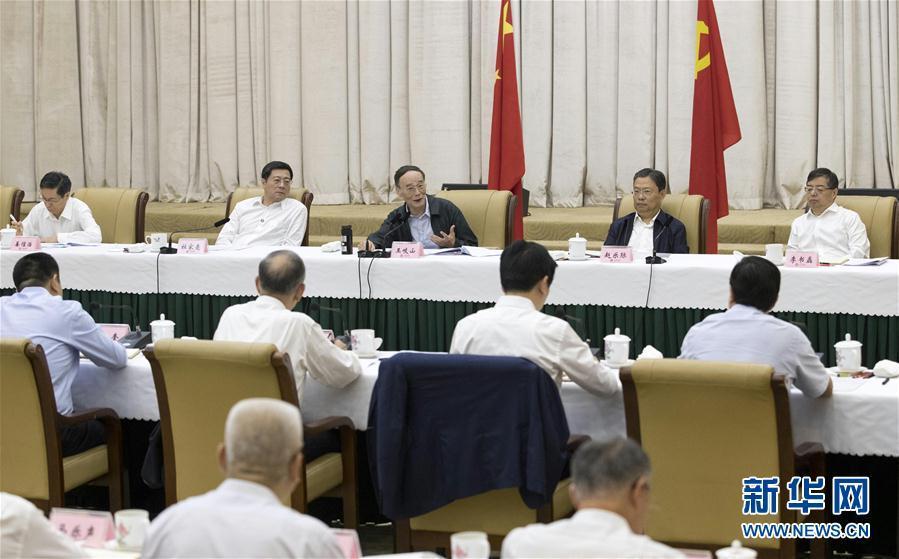 9月3日至5日，中共中央政治局常委、中央紀(jì)委書記、中央巡視工作領(lǐng)導(dǎo)小組組長(zhǎng)王岐山在湖南省調(diào)研并主持召開巡察工作座談會(huì)。這是9月4日，王岐山在長(zhǎng)沙主持召開巡察工作座談會(huì)。新華社記者 王曄 攝
