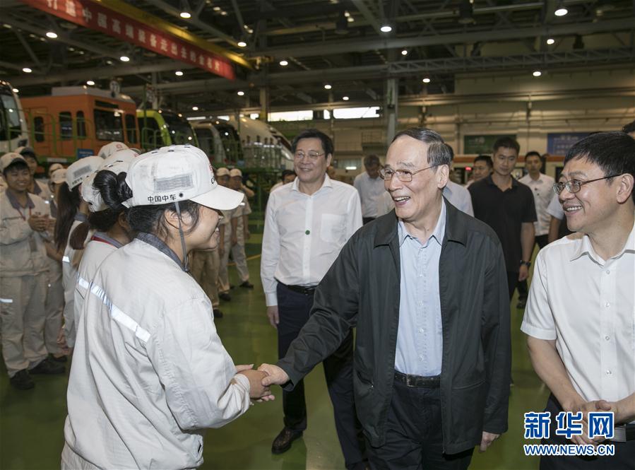 9月3日至5日，中共中央政治局常委、中央紀(jì)委書記、中央巡視工作領(lǐng)導(dǎo)小組組長(zhǎng)王岐山在湖南省調(diào)研并主持召開巡察工作座談會(huì)。這是9月4日，王岐山到中國(guó)中車株洲電力機(jī)車有限公司考察。新華社記者 王曄 攝

