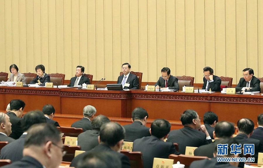2月23日，十二屆全國(guó)人大常委會(huì)第三十三次會(huì)議在北京人民大會(huì)堂開(kāi)幕。張德江委員長(zhǎng)主持會(huì)議。 新華社記者　劉衛(wèi)兵　攝
