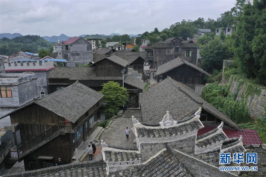（壯麗70年·奮斗新時代——記者再走長征路·圖文互動）（3）手捧棉被憶紅軍：走了那么多年，我們都念他們的好