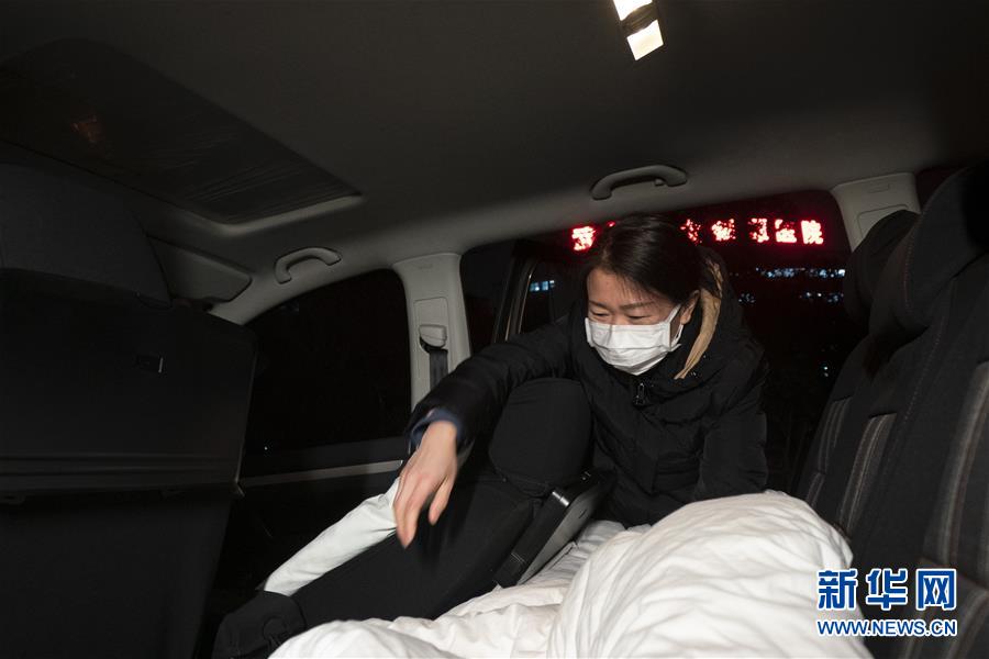 （一線抗疫群英譜·圖文互動）（2）特寫：為節省10分鐘，這對醫護夫妻“以車為家”