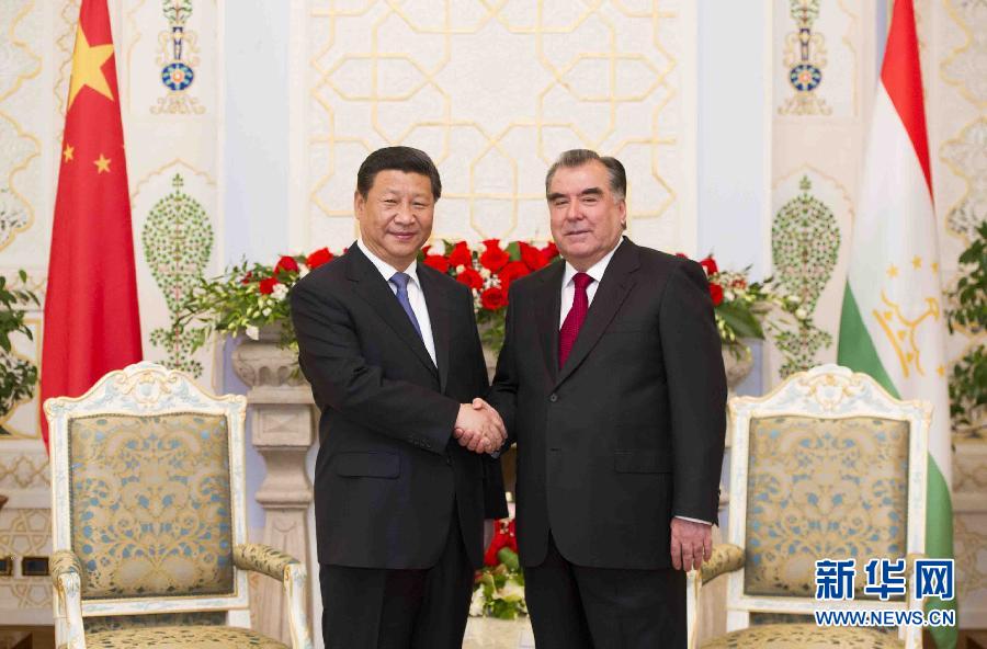 9月13日，國家主席習(xí)近平在杜尚別同塔吉克斯坦總統(tǒng)拉赫蒙舉行會談。 新華社記者黃敬文攝 