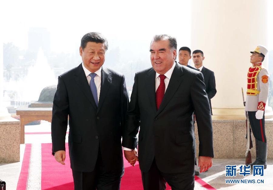 9月13日，國家主席習(xí)近平在杜尚別同塔吉克斯坦總統(tǒng)拉赫蒙舉行會談。 這是會談開始前，兩國元首步入會談大廳。 新華社記者鞠鵬攝 