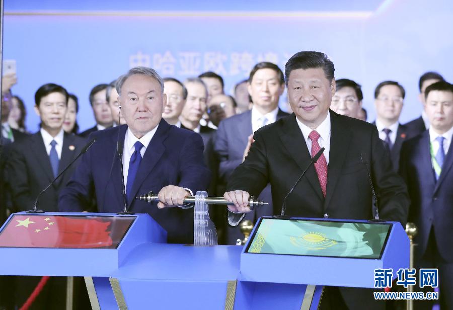 6月8日，正在哈薩克斯坦訪問的國家主席習近平在哈薩克斯坦總統納扎爾巴耶夫陪同下，參觀阿斯塔納專項世博會中國國家館，并共同出席中哈亞歐跨境運輸視頻連線儀式。這是在中國國家館舉行的中哈亞歐跨境運輸視頻連線儀式上，兩國元首共同推動操控桿，視頻顯示中哈連云港物流合作基地和“霍爾果斯－東大門”經濟特區無水港兩個分會場四列火車鳴笛開行。新華社記者 丁林 攝